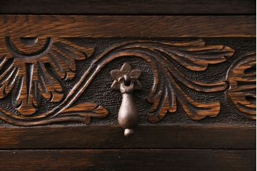 イギリスアンティーク　繊細な彫り装飾が目を引く、オーク材製のキャビネット(収納棚、戸棚)(R-047867)