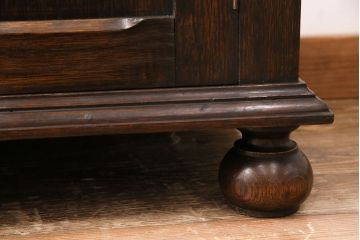 イギリスアンティーク　繊細な彫り装飾が目を引く、オーク材製のキャビネット(収納棚、戸棚)(R-047867)