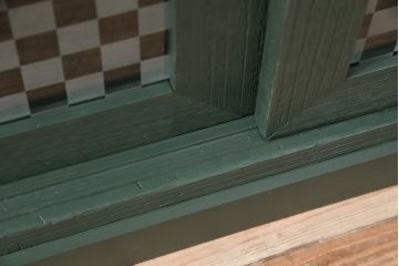 ペイント家具　昭和初期　天板ヒノキ材　当店オリジナルガラス　ダークグリーンと市松模様ガラスの組み合わせが格好いいローボード(収納棚、テレビ台、テレビボード)(R-047869)
