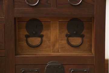 和製アンティーク　横桟のデザインが素敵な前面ケヤキ材製の美濃帳場箪笥(収納箪笥、時代箪笥、キャビネット)(R-047870)