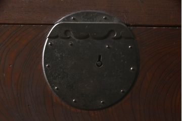 和製アンティーク　横桟のデザインが素敵な前面ケヤキ材製の美濃帳場箪笥(収納箪笥、時代箪笥、キャビネット)(R-047870)