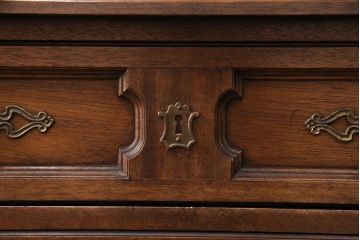 ヴィンテージ　DREXEL HERITAGE(ドレクセルヘリテイジ)　希少品!Italian Provincial(イタリアン プロヴィンシャル)シリーズのマホガニー材製キャビネット(定価約45万円)(収納棚、飾り棚、ビンテージ)(R-047874)