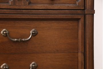 ヴィンテージ　DREXEL HERITAGE(ドレクセルヘリテイジ)　希少品!Italian Provincial(イタリアン プロヴィンシャル)シリーズのマホガニー材製キャビネット(定価約45万円)(収納棚、飾り棚、ビンテージ)(R-047874)