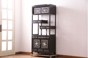 中古　高級品!螺鈿細工の華やかな意匠が存在感を放つ、韓国製飾り棚(戸棚、収納棚、キャビネット)(定価約110万円)(R-047879)
