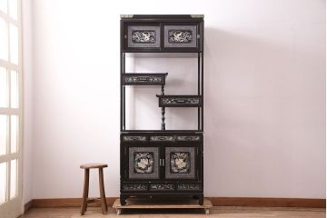 中古　高級品!螺鈿細工の華やかな意匠が存在感を放つ、韓国製飾り棚(戸棚、収納棚、キャビネット)(定価約110万円)(R-047879)