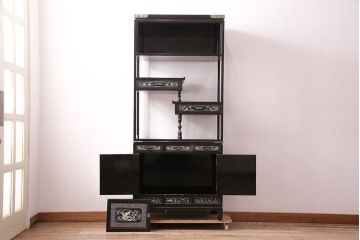 中古　高級品!螺鈿細工の華やかな意匠が存在感を放つ、韓国製飾り棚(戸棚、収納棚、キャビネット)(定価約110万円)(R-047879)