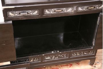 中古　高級品!螺鈿細工の華やかな意匠が存在感を放つ、韓国製飾り棚(戸棚、収納棚、キャビネット)(定価約110万円)(R-047879)