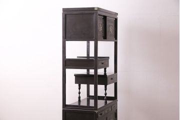 中古　高級品!螺鈿細工の華やかな意匠が存在感を放つ、韓国製飾り棚(戸棚、収納棚、キャビネット)(定価約110万円)(R-047879)