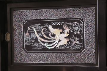 中古　高級品!螺鈿細工の華やかな意匠が存在感を放つ、韓国製飾り棚(戸棚、収納棚、キャビネット)(定価約110万円)(R-047879)