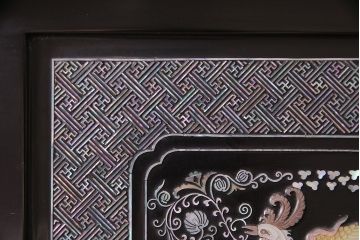 中古　高級品!螺鈿細工の華やかな意匠が存在感を放つ、韓国製飾り棚(戸棚、収納棚、キャビネット)(定価約110万円)(R-047879)