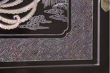 中古　高級品!螺鈿細工の華やかな意匠が存在感を放つ、韓国製飾り棚(戸棚、収納棚、キャビネット)(定価約110万円)(R-047879)