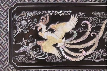 中古　高級品!螺鈿細工の華やかな意匠が存在感を放つ、韓国製飾り棚(戸棚、収納棚、キャビネット)(定価約110万円)(R-047879)