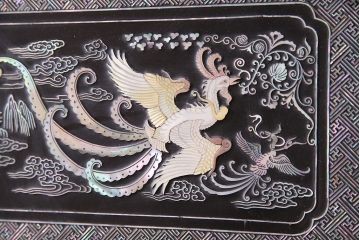中古　高級品!螺鈿細工の華やかな意匠が存在感を放つ、韓国製飾り棚(戸棚、収納棚、キャビネット)(定価約110万円)(R-047879)