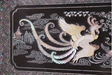 中古　高級品!螺鈿細工の華やかな意匠が存在感を放つ、韓国製飾り棚(戸棚、収納棚、キャビネット)(定価約110万円)(R-047879)