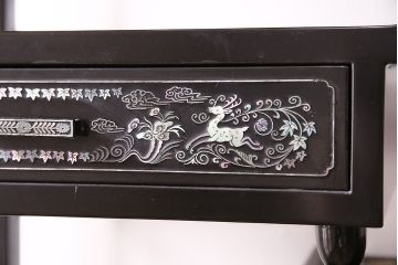 中古　高級品!螺鈿細工の華やかな意匠が存在感を放つ、韓国製飾り棚(戸棚、収納棚、キャビネット)(定価約110万円)(R-047879)