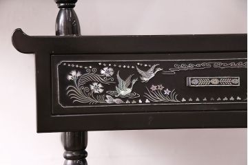 中古　高級品!螺鈿細工の華やかな意匠が存在感を放つ、韓国製飾り棚(戸棚、収納棚、キャビネット)(定価約110万円)(R-047879)