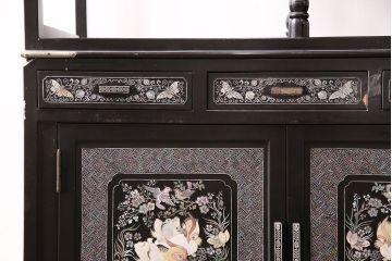 中古　高級品!螺鈿細工の華やかな意匠が存在感を放つ、韓国製飾り棚(戸棚、収納棚、キャビネット)(定価約110万円)(R-047879)