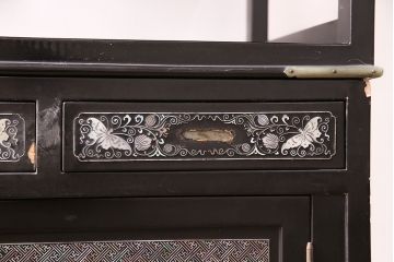 中古　高級品!螺鈿細工の華やかな意匠が存在感を放つ、韓国製飾り棚(戸棚、収納棚、キャビネット)(定価約110万円)(R-047879)