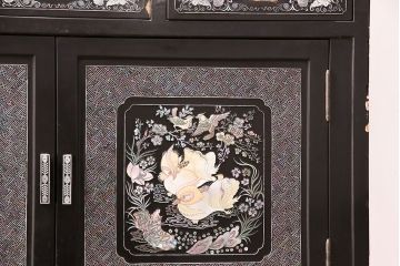 中古　高級品!螺鈿細工の華やかな意匠が存在感を放つ、韓国製飾り棚(戸棚、収納棚、キャビネット)(定価約110万円)(R-047879)