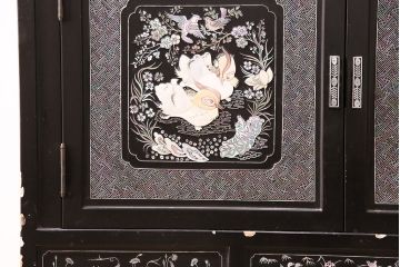 中古　高級品!螺鈿細工の華やかな意匠が存在感を放つ、韓国製飾り棚(戸棚、収納棚、キャビネット)(定価約110万円)(R-047879)
