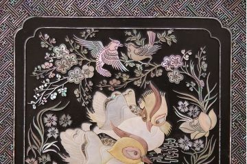 中古　高級品!螺鈿細工の華やかな意匠が存在感を放つ、韓国製飾り棚(戸棚、収納棚、キャビネット)(定価約110万円)(R-047879)