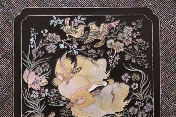 中古　高級品!螺鈿細工の華やかな意匠が存在感を放つ、韓国製飾り棚(戸棚、収納棚、キャビネット)(定価約110万円)(R-047879)