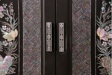 中古　高級品!螺鈿細工の華やかな意匠が存在感を放つ、韓国製飾り棚(戸棚、収納棚、キャビネット)(定価約110万円)(R-047879)