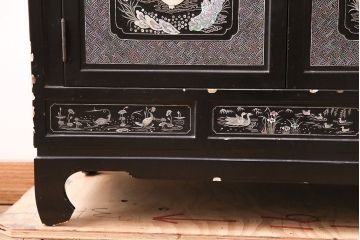 中古　高級品!螺鈿細工の華やかな意匠が存在感を放つ、韓国製飾り棚(戸棚、収納棚、キャビネット)(定価約110万円)(R-047879)