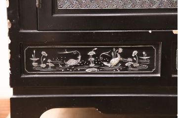 中古　高級品!螺鈿細工の華やかな意匠が存在感を放つ、韓国製飾り棚(戸棚、収納棚、キャビネット)(定価約110万円)(R-047879)