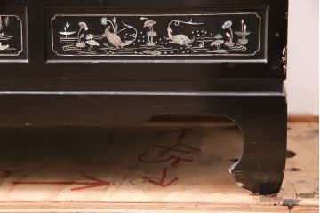 中古　高級品!螺鈿細工の華やかな意匠が存在感を放つ、韓国製飾り棚(戸棚、収納棚、キャビネット)(定価約110万円)(R-047879)