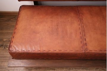 中古　海外　輸入家具　ステッチがお洒落な本革の3人掛けソファ(三人掛けソファ、トリプルソファ)(R-047883)