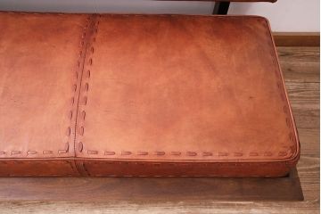 中古　海外　輸入家具　ステッチがお洒落な本革の3人掛けソファ(三人掛けソファ、トリプルソファ)(R-047883)