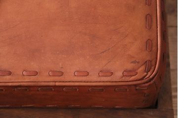 中古　海外　輸入家具　ステッチがお洒落な本革の3人掛けソファ(三人掛けソファ、トリプルソファ)(R-047883)