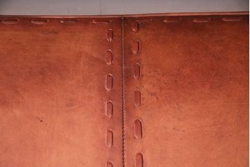 中古　海外　輸入家具　ステッチがお洒落な本革の3人掛けソファ(三人掛けソファ、トリプルソファ)(R-047883)