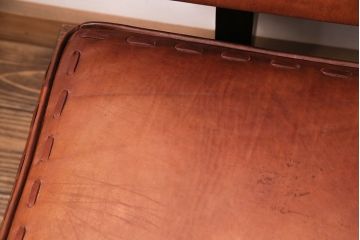 中古　海外　輸入家具　ステッチがお洒落な本革の3人掛けソファ(三人掛けソファ、トリプルソファ)(R-047883)