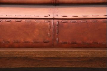 中古　海外　輸入家具　ステッチがお洒落な本革の3人掛けソファ(三人掛けソファ、トリプルソファ)(R-047883)