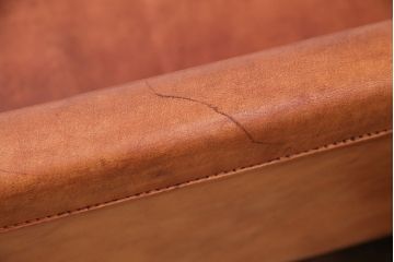 中古　海外　輸入家具　ステッチがお洒落な本革の3人掛けソファ(三人掛けソファ、トリプルソファ)(R-047883)