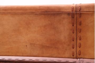 中古　海外　輸入家具　ステッチがお洒落な本革の3人掛けソファ(三人掛けソファ、トリプルソファ)(R-047883)