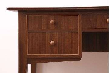 ビンテージ　IAN HENDERSON design　チーク材　イギリスから届きました!スタイリッシュな書斎に置きたくなるデスク(ワークデスク、机、在宅ワーク、在宅用)(R-047885)