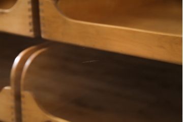 イギリスアンティーク　飾り棚付きが嬉しい温もり溢れるシャツケース(ガラスケース、ショーケース)(R-047886)