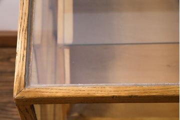 イギリスアンティーク　飾り棚付きが嬉しい温もり溢れるシャツケース(ガラスケース、ショーケース)(R-047886)