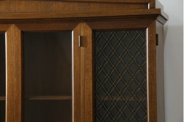 中古　DREXEL HERITAGE(ドレクセルヘリテイジ)　Triune(トライユン)　凛とした佇まいの食器棚　定価約90万円相当　(R-047891)