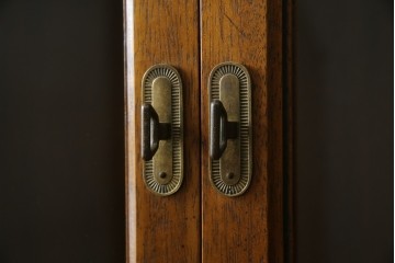 中古　DREXEL HERITAGE(ドレクセルヘリテイジ)　Triune(トライユン)　凛とした佇まいの食器棚　定価約90万円相当　(R-047891)