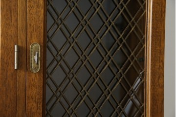 中古　DREXEL HERITAGE(ドレクセルヘリテイジ)　Triune(トライユン)　凛とした佇まいの食器棚　定価約90万円相当　(R-047891)