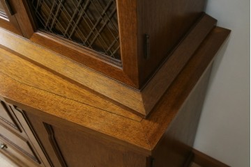 中古　DREXEL HERITAGE(ドレクセルヘリテイジ)　Triune(トライユン)　凛とした佇まいの食器棚　定価約90万円相当　(R-047891)