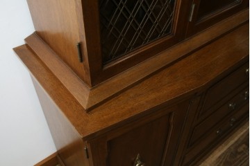 中古　DREXEL HERITAGE(ドレクセルヘリテイジ)　Triune(トライユン)　凛とした佇まいの食器棚　定価約90万円相当　(R-047891)