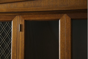 中古　DREXEL HERITAGE(ドレクセルヘリテイジ)　Triune(トライユン)　凛とした佇まいの食器棚　定価約90万円相当　(R-047891)