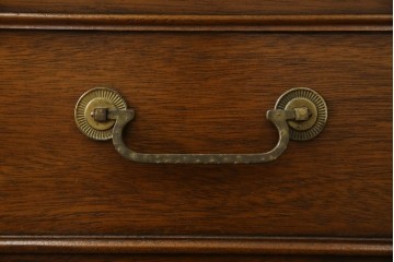 中古　DREXEL HERITAGE(ドレクセルヘリテイジ)　Triune(トライユン)　凛とした佇まいの食器棚　定価約90万円相当　(R-047891)