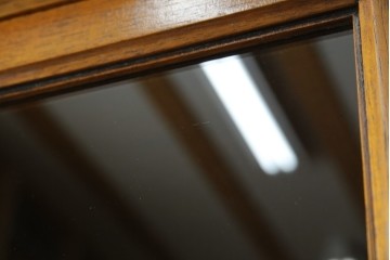 中古　DREXEL HERITAGE(ドレクセルヘリテイジ)　Triune(トライユン)　凛とした佇まいの食器棚　定価約90万円相当　(R-047891)