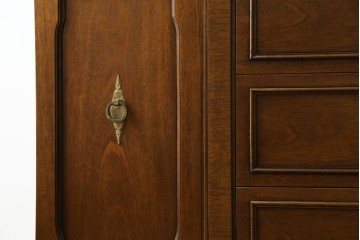 中古　DREXEL HERITAGE(ドレクセルヘリテイジ)　Triune(トライユン)　凛とした佇まいの食器棚　定価約90万円相当　(R-047891)